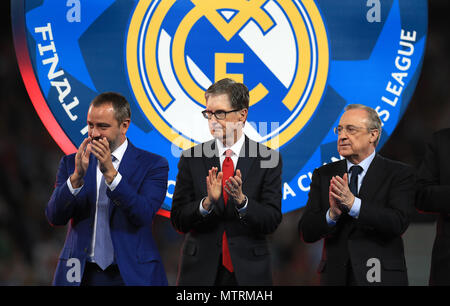 Proprietario di Liverpool John W Henry (centro) e Real Madrid Presidente Florentino Perez (destra) Foto Stock