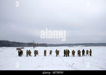 I soldati della società A, 1° Battaglione, 179th Reggimento di Fanteria, 45th della brigata di fanteria combattere Team controllare i loro gruppi di colpo dopo la cottura AKM fucili a canna rigata come parte di un istruttore di normalizzazione sulla formazione Gen 19 prima di iniziare a lavorare con il combattimento ucraino centro di formazione per il personale di guida unità ucraino a internazionale per il mantenimento della pace e della sicurezza centro vicino a Yavoriv, Ucraina. (Foto di Sgt. Anthony Jones, 45th della brigata di fanteria combattere Team) Foto Stock