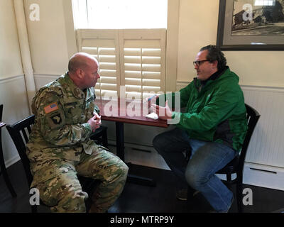 Volte Unione reporter giornale Larry Rulison, destra, intervistando Watervliet Arsenal Commander Col. Giuseppe domani all'Arsenal job fair Gen 20, 2017. Domani è evidenziando la sorprendentemente intenso interesse dai cacciatori di lavoro per lavorare allâ Arsenale. Foto Stock