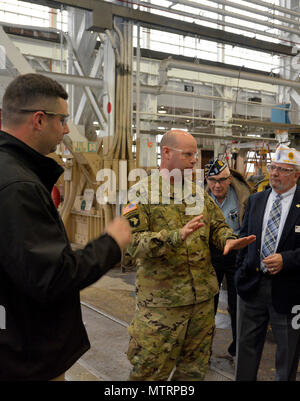 Watervliet Arsenal Commander Col. Giuseppe Morrow, Centro briefing New York American Legion Commander John Sampson, destra durante la Samson Gen 19, 2017 Visita all'Arsenal. Arsenal caposquadra generale Scott Huber, sinistra, ha portato il tour. Foto Stock