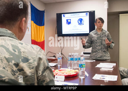 Master Sgt. Sarah Balian, 818th Mobility Support Advisory Squadron air advisor, dà una lingua francese lezione per il Mag. Gen. Christopher J. Bence, U.S. Aria forza expeditionary comandante del centro, durante un tour della contingenza 621st ala risposta a base comuneGuire-Dix Mc-Lakehurst, N.J., 23 gennaio 2017. I consulenti di aria sono addestrati e fluente in Francese grazie alla loro costruzione di capacità del partner missione il supporto di più di venti paesi in Africa. (U.S. Air Force foto di Tech. Sgt. Gustavo Gonzalez/RILASCIATO) Foto Stock