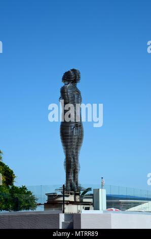 Ali e Nino tragica azerbaigiana e georgiana storia di amore illustrato nella gigantesca statua di metallo scultura mobile Batumi Georgia Foto Stock