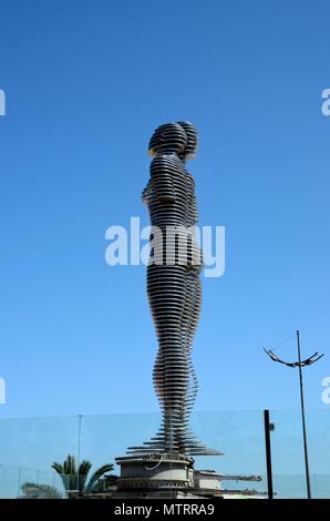 Ali e Nino tragica azerbaigiana e georgiana storia di amore illustrato nella gigantesca statua di metallo scultura mobile Batumi Georgia Foto Stock