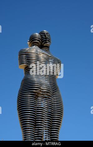 Ali e Nino tragica azerbaigiana e georgiana storia di amore illustrato nella gigantesca statua di metallo scultura mobile Batumi Georgia Foto Stock