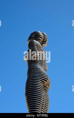 Ali e Nino tragica azerbaigiana e georgiana storia di amore illustrato nella gigantesca statua di metallo scultura mobile Batumi Georgia Foto Stock