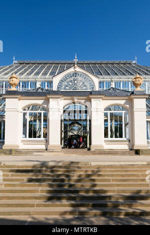 Vista esterna di ingresso al restaurato casa Temperate presso il Royal Botanic Gardens di Kew, Richmond Upon Thames, London, Regno Unito. Foto Stock