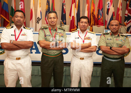 Servizio malese membri della Cmdr. Wan Wan Sharil Omar, sinistra, staff officer; Brig. Gen. Tengku Muhammad Fauzi Tengku Ibrahim, comandante di brigata decimo; posteriore Adm. Khairul Anuar Yahya, assistente capo del personale per le operazioni e l'esercizio, Navale sede; e Col. Loc Hamaca Hj Nawi, comandante, XXI CDO hanno partecipato nel Pacifico leader anfibio Symposium (PALS) a Honolulu, Hawaii, maggio 21-24, 2018. PALS riunisce i dirigenti senior di alleati e partner le forze armate con un notevole interesse per la sicurezza e la stabilità della regione Indo-pacifico per discutere gli aspetti chiave del settore marittimo/a Foto Stock