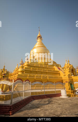 Stupa in Kothudaw tempio di Mandalay in Birmania Foto Stock