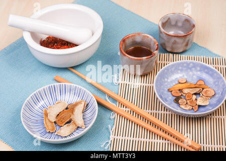 Asciugare le piante officinali e aromatiche - il concetto di tradizionale cinese o medicina asiatica Foto Stock