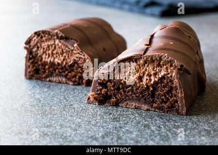 Ricoperta di cioccolato Bar mousse. Mezzo taglio. Organic Bar Dessert. Foto Stock