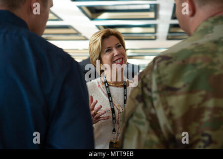 Gli onorevoli Ellen M. Signore, sotto il segretario della difesa per acquisizione e supporto, risponde con U.S. Esercito il Comando Operazioni Speciali personale durante il 2018 forze per le operazioni speciali conferenza di settore in downtown Tampa, Florida, 23 maggio 2018. Le forze per le operazioni speciali Industry Conference è la prima conferenza per la comunità SOF per interagire con i fornitori e a collaborare per offrire alla nuova tecnologia warfighters. (Foto di U.S. Air Force Master Sgt. Barry Loo) Foto Stock