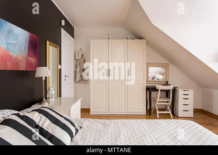 Nuovo stile mansarda camera da letto in bianco e nero con grande letto e mobili semplici Foto Stock