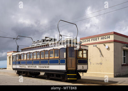 Snaefell Mountain tramvia elettrica treno littorina carrello numero 1, costruito in 1895, in attesa presso la stazione di vertice cafe. Laxey, Isola di Man e Isole britanniche Foto Stock