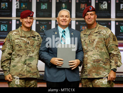 Comando Inductee Sgt. Il Mag. (Ret) William "Joe" Gainey (centro), ex soldati Senior Advisor per il presidente del Comune di capi di Stato Maggiore, posa per una foto con il Mag. Gen. Erik Kurilla (a destra), comandante della ottantaduesima Airborne Division, e il comando Sgt. Il Mag. Michael Ferrusi (sinistra), ottantaduesima Airborne Division il comando sergente maggiore, durante l'ottantaduesima Airborne Division Hall of Fame inaugurale cerimonia di induzione 23 Maggio a Fort Bragg, North Carolina. La Hall of Fame onori ultimi membri della divisione che ha fatto un impatto durevole e spesse volte è andato a lungo tempo hanno carriere di successo negli Stati Uniti Esercito. (Brevetto statunitense n. Foto Stock