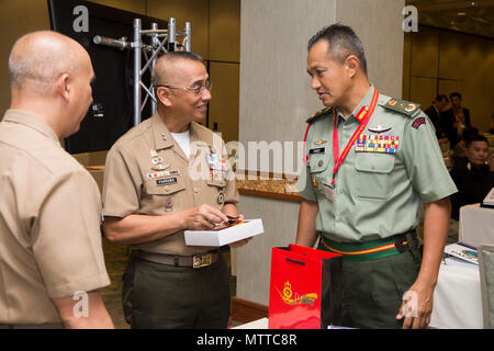 Philippine Marine Corps Il Mag. Gen. Alvin A. Parreno, centro, comandante, Philippine Marine Corps, riceve un dono dalla Malaysia Brig. Gen. Tengku Muhammad Fauzi Tengku Ibrahim, destra, commander, decimo brigata, durante il pacifico leader anfibio Symposium (PALS) 2018 a Honolulu, Hawaii, 24 maggio 2018. PALS riunisce i dirigenti senior di alleati e partner le forze armate con un notevole interesse per la sicurezza e la stabilità della regione Indo-pacifico per discutere gli aspetti chiave del settore marittimo/le operazioni anfibie, lo sviluppo delle capacità, risposta in caso di crisi e di interoperabilità. (U.S. Marine Corps photo Foto Stock