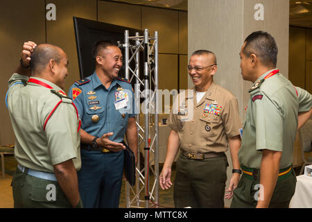 Malaysian Col. Loc Hamaca Hj Nawi, sinistra, comandante, XXI CDO; Indonesian Marine Corps Brig. Gen. Nur Alamsyah, commander, 2a forze Marine; Philippine Marine Corps Il Mag. Gen. Alvin A. Parreno, comandante, Philippine Marine Corps; e di Malaysian Brig. Gen. Tengku Muhammad Fauzi Tengku Ibrahim, commander, decimo Brigata, hanno una discussione durante il pacifico leader anfibio Symposium (PALS) 2018 a Honolulu, Hawaii, maggio 21-24, 2018. PALS riunisce i dirigenti senior di alleati e partner le forze armate con un notevole interesse per la sicurezza e la stabilità della regione Indo-pacifico a di Foto Stock