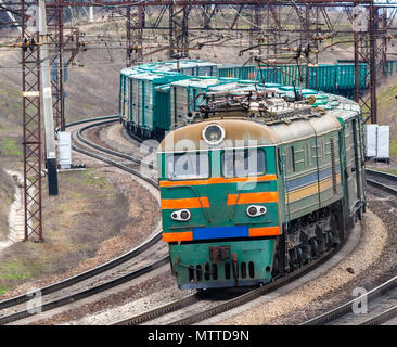 Elettrico pesante treno merci in Ucraina Foto Stock