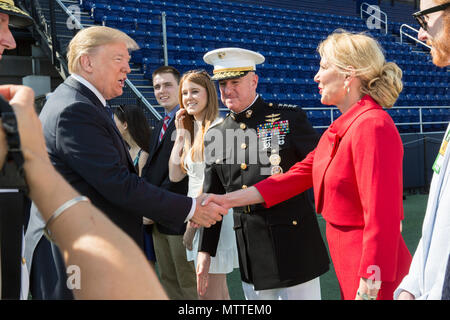 Gli onorevoli Trump, sinistra, 45th Presidente degli Stati Uniti, saluta la signora Gail Walters, destra, moglie del gen. Glenn M. Walters, medio, assistente del Comandante del Marine Corps, durante la cerimonia di laurea e la messa in funzione la cerimonia della U.S. Accademia navale di classe 2018, Annapolis, Md., 25 maggio 2018. Trump ha dato un indirizzo di graduazione per le 1042 unità laurea aspiranti guardiamarina, lungo con consegna ciascuno il loro diploma. (U.S. Marine Corps foto di Cpl. Hailey D. argilla) Foto Stock