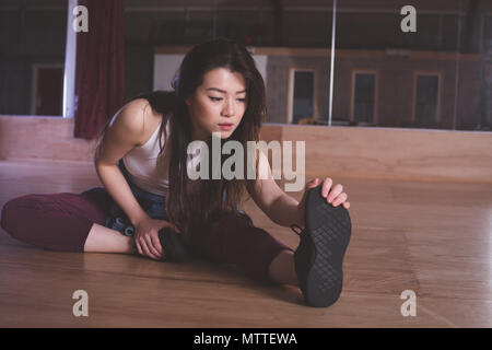 Ballerino femmina esercitando in studio di danza Foto Stock