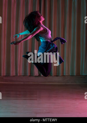 Ballerino femmina in piedi in studio di danza Foto Stock