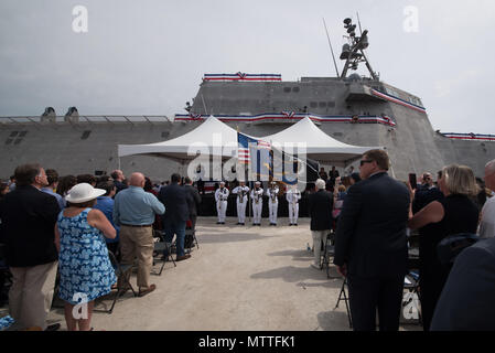 180526-N-BT947-1132, Portsmouth NH (26 maggio 2018) gli ospiti al momento della messa in funzione cerimonia per l'indipendenza-variante Littoral Combat Ship USS Manchester (LCS 14) stand per l'inno nazionale. Manchester è il dodicesimo programma Littoral Combat Ship per immettere la flotta e il settimo della variante di indipendenza. La nave è chiamato per la città di Manchester, New Hampshire ed è assegnato alla superficie navale forze, U.S. Flotta del pacifico. (U.S. Foto di Marina di Massa lo specialista di comunicazione 2a classe Giacobbe I. Allison/RILASCIATO) Foto Stock