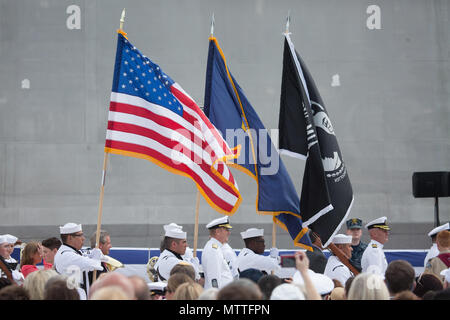 180526-N-CM872-1009, Portsmouth NH (26 maggio 2018) Il colore guardia della indipendenza-variante Littoral Combat Ship USS Manchester (LCS 14) preparare per la sfilata i colori durante la nave la messa in opera della cerimonia. Manchester è il dodicesimo programma Littoral Combat Ship per immettere la flotta e il settimo della variante di indipendenza. La nave è chiamato per la città di Manchester, New Hampshire ed è assegnato alla superficie navale forze, U.S. Flotta del pacifico. (U.S. Navy foto di Areographer compagno del 1° classe Angela K. Koob/RILASCIATO) Foto Stock