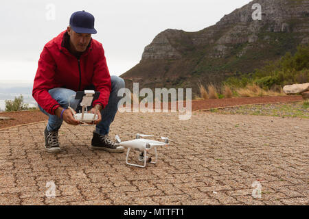 L'uomo operando un drone volanti Foto Stock