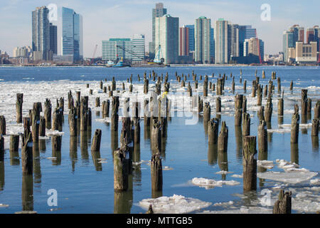 Ice floes sul fiume Hudson in New York City Foto Stock