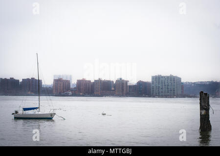 Barca a vela legata a un ormeggio nel fiume Hudson sul lato ovest di New York City Foto Stock