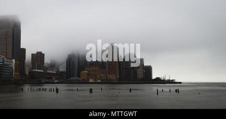 Vista della parte inferiore di Manhattan come esso viene inghiottito dalla nebbia. La nebbia copre completamente il World Trade Center aka un commercio mondiale Foto Stock