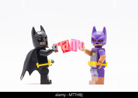 La mini figura di Batman e batgirl avente un drink insieme. Lego minifigures sono fabbricati da Lego. Foto Stock