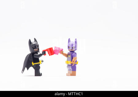 La mini figura di Batman e batgirl avente un drink insieme. Lego minifigures sono fabbricati da Lego. Foto Stock