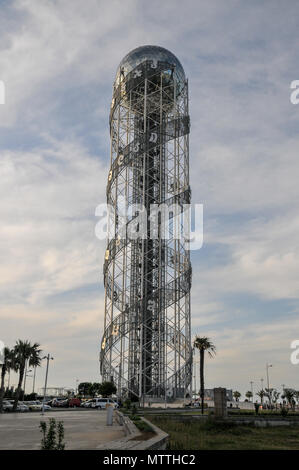 Torre alfabetico un 130-metro-alta struttura in Batumi, Georgia. Foto Stock