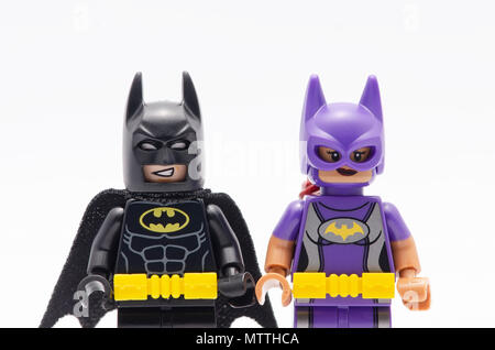 La mini figura di Batman e batgirl. Lego minifigures sono fabbricati da Lego Foto Stock