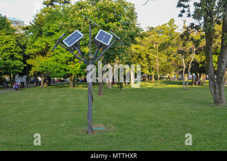 Solar Tree, collettori solari in forma di albero foglie. fotografato nel lago Nurigeli, Batumi, Georgia Foto Stock