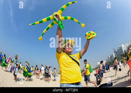 Copacabana, Rio de Janeiro - Giugno 28, 2014: durante la Coppa del Mondo di venditori ambulanti vendono souvenir in verde e giallo, i colori nazionali del Brasile Foto Stock