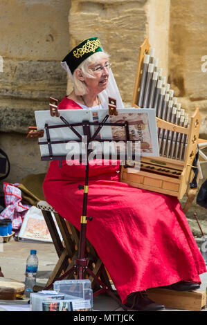 Cirencester; Abbazia motivi park, Re-Enactment medievale, Gloucestershire, UK; Inghilterra Foto Stock