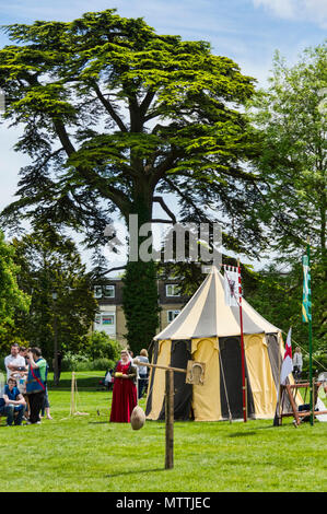 Cirencester; Abbazia motivi park, Re-Enactment medievale, Gloucestershire, UK; Inghilterra Foto Stock