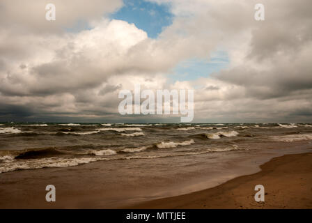 Una tempesta scura nube sulle rive del lago Michigan in San Joseph Michigan. Foto Stock