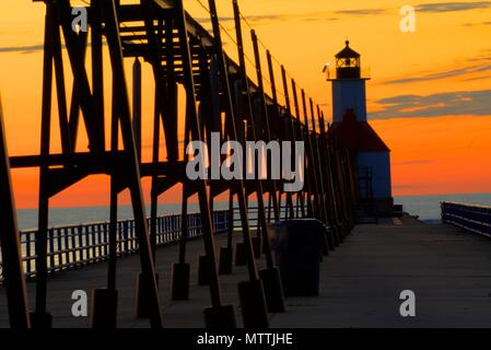 San Giuseppe North Pier luci in San Giuseppe, Michigan al tramonto. Foto Stock