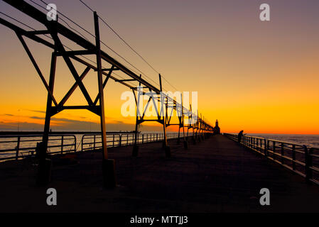 San Giuseppe North Pier luci in San Giuseppe, Michigan al tramonto. Foto Stock