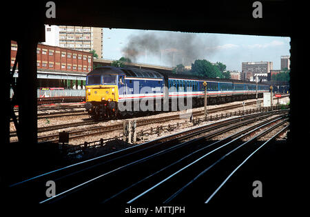 Una classe 47 locomotiva diesel numero 47547 lavorando un 'Network Express' avvicinamento del servizio Westbourne Park il 11 giugno 1992. Foto Stock