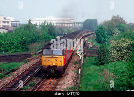 Una classe 47 locomotive diesel 47631 numero di capi a sud sulla regione meridionale metalli con un 'ruggex' carta vicino a Acton pozzetti su il 1 maggio 1993. Foto Stock