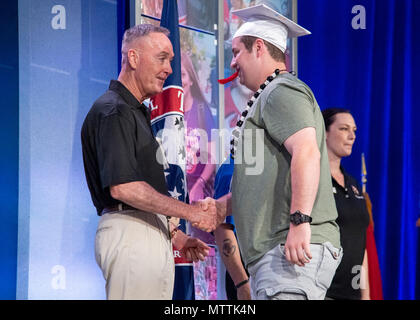 Marine Corps gen. Joe Dunford, presidente del Comune di capi di Stato Maggiore, assiste la tragedia sul programma di assistenza per i superstiti (TAPS) barbecue di famiglia a Washington, 27 maggio 2018. (DoD Foto di Marina Petty Officer 1. Classe Dominique A. Pineiro) Foto Stock