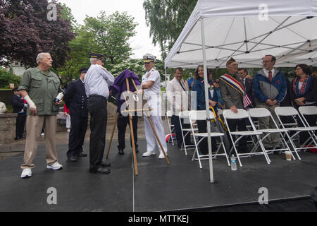 180527-N-DA095-0748 NEW YORK (27 maggio 2018) Vice Adm. Dixon Smith, Vice capo delle operazioni navali, disponibilità di Flotta e Logistica e Richard Pecci, il comandante della legione americana su Hastings Ammiraglio Farragut post svelare la targa attestante Hastings-su-Hudson come un cuore viola village durante l annuale Hudson-su-Hastings Giorno Memoriale della sfilata durante la settimana della flotta di New York (FWNY). Ora nel suo trentesimo anno, FWNY è la città del tempo-onorato festa del mare servizi. Si tratta di una opportunità unica per i cittadini di New York e il circostante tri-state area per soddisfare i marinai, Marine e le coste Foto Stock