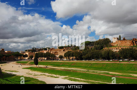 Vista del Circo Massimo, il Palatino rovine e il Campidoglio monumenti con belle nuvole appena dopo la pioggia, nel centro storico di Roma Foto Stock