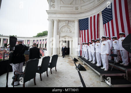 Presidente Trump entra nel Memorial anfiteatro durante il centocinquantesimo annuale di Dipartimento della Difesa (DoD) National Memorial Day osservanza ospitato dal Segretario della Difesa presso il Cimitero Nazionale di Arlington, 28 maggio 2018. Senior leadership da intorno il DoD riuniti in onore di America è caduto il servizio militare i membri. (DoD Foto di U.S. Army Sgt. James K. McCann) Foto Stock