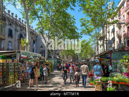 Las Ramblas di Barcellona. Bancarelle lungo la trafficata Rambla Sant Josep, Barcellona, Catalunya, Spagna. Foto Stock