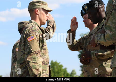 Brig. Gen. Todd Royar deliberando comandante generale della 101ª Divisione aviotrasportata e il comando Sgt. Il Mag. James L. Manning agendo comando divisione sergente maggiore presente soldati con premi durante l'onore Eagle cerimonia al di fuori di McAuliffe Hall sulla Fort Campbell, Ky, Maggio 24th. I soldati hanno vinto i premi da vincere il Fort Campbell's Best Air Assault Soldier concorrenza sul suo 2018 Giorno di l'Aquila. (Foto: Sgt. Sharifa Newton, quarantesimo Affari pubblici distacco) Foto Stock