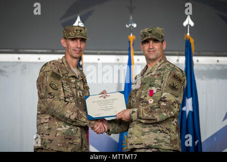 Il Mag. Gen. Scott Zobrist, sinistra, 9 Air Force commander e Col. Jeffrey valenzana, 93d'aria le operazioni a terra ala (AGOW) commander, posano per una foto durante un cambio del comando cerimonia, Maggio 23, 2018 a Moody Air Force Base, Ga. Dopo la cessione del comando, Valenzana assumeranno il compito di assistente esecutivo del North American Aerospace Defense Command US Northern Command comandante alla Peterson Air Force Base, Colo. (U.S. Air Force foto di Airman 1. Classe Eugene Oliver) Foto Stock